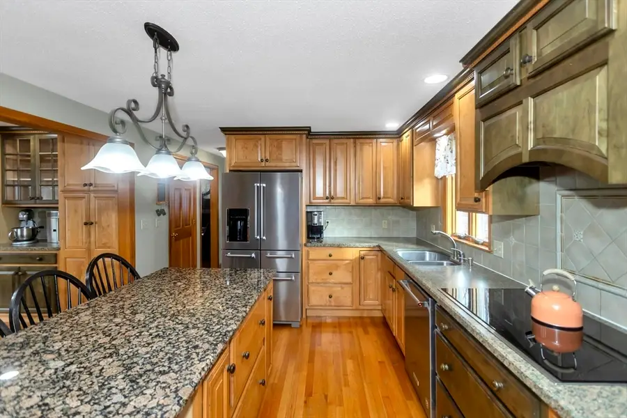 47 Roberta Cir, Agawam, MA 01001 - Image #3