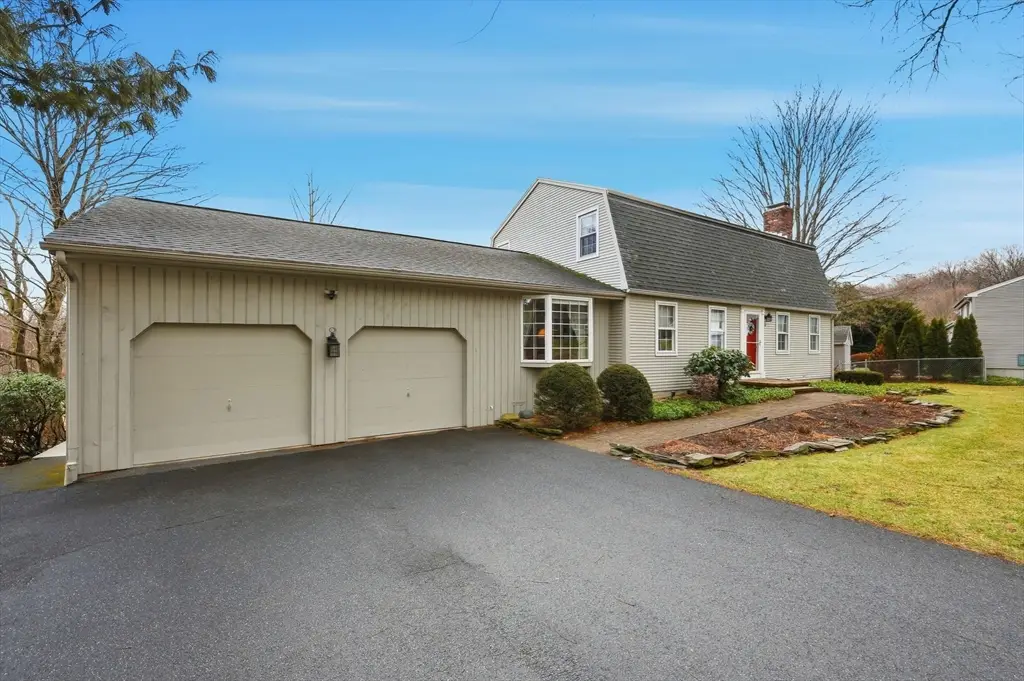 24 E View Dr, Feeding Hills, MA 01030 - Image #1