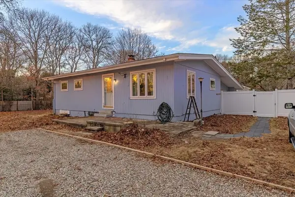 423 Lincoln Rd Ext, Barnstable, MA 02601