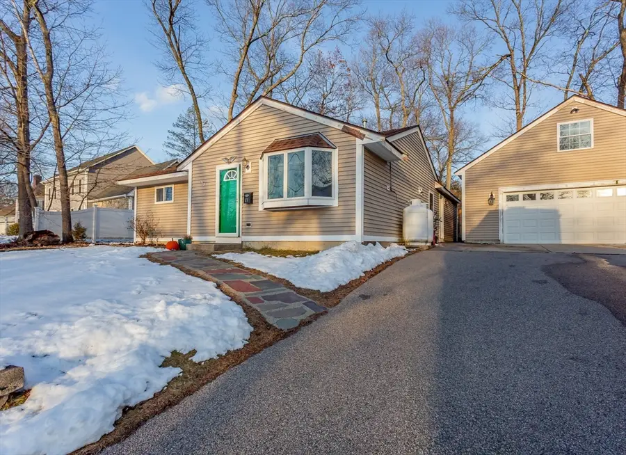 11 Crestwood Ave, Plainville, MA 02762 - #3