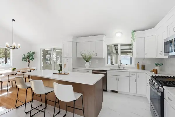 25 Glenridge Drive, Bedford, MA 01730