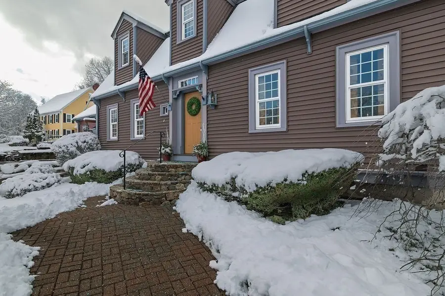 82 Lester Ln, Weymouth, MA 02188 - Image #2