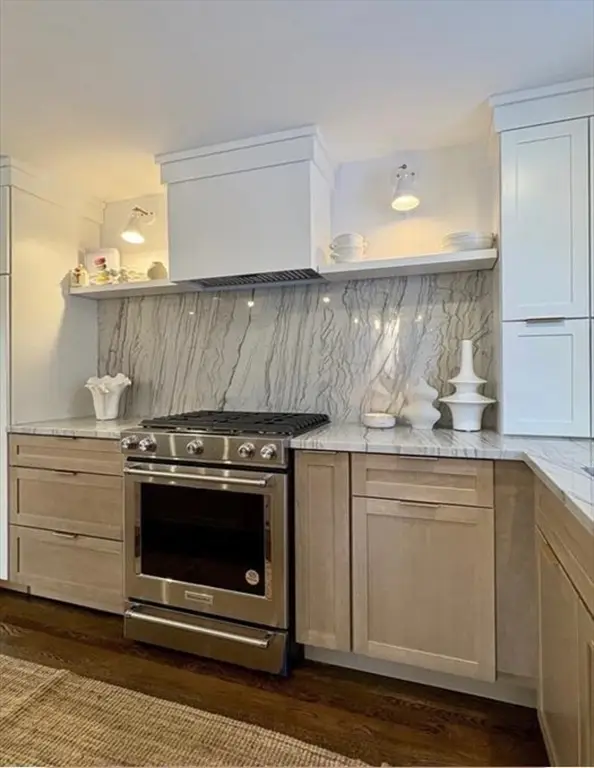 33 Rockwood Rd, Lynnfield, MA 01940