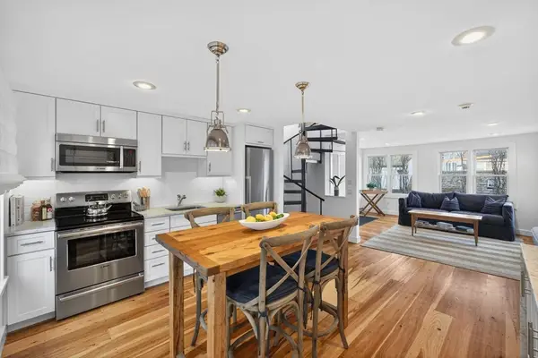 45 Commercial St #9, Provincetown, MA 02657