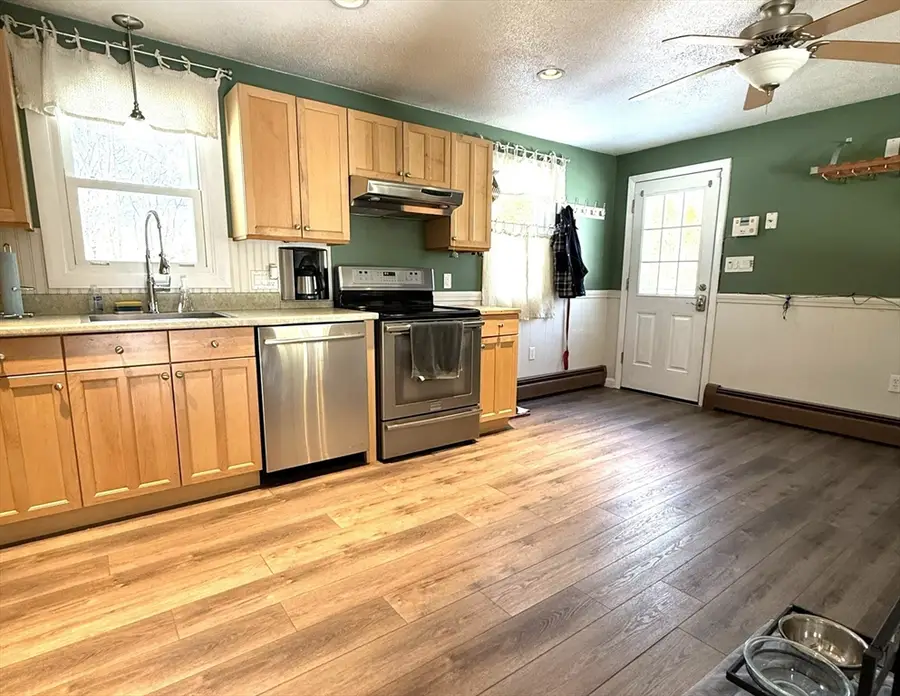 81 Thayer St, Millville, MA 01529 - #3