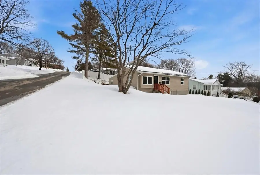 8 Sussex Ln, Worcester, MA 01602 - #3