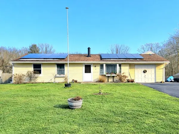 8 Algonquin Dr, Dartmouth, MA 02748