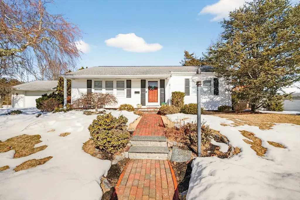 27 Meadow Ln, Acushnet, MA 02743 - #1