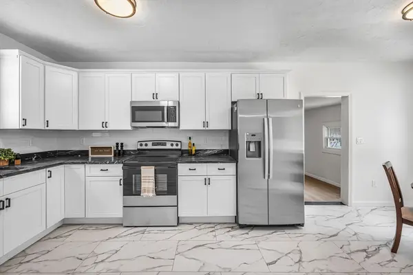 72 Nw Schoolhouse Rd, Dudley, MA 01571