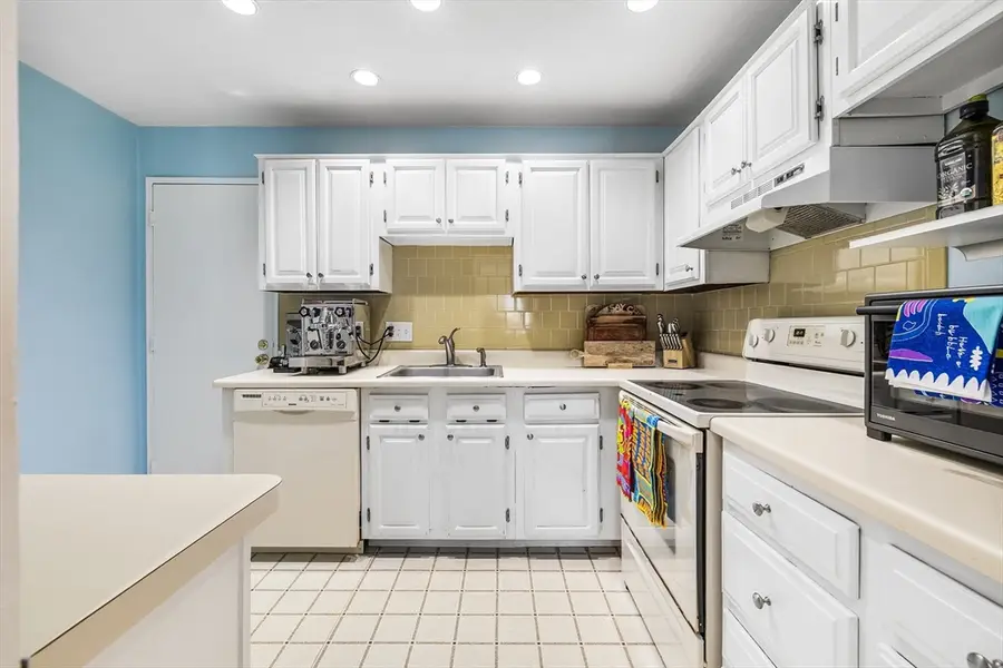 55 Staffordshire Ln #B, Concord, MA 01742 - #3