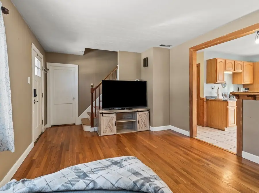 16-18 Fairfax St, Shrewsbury, MA 01545 - #3