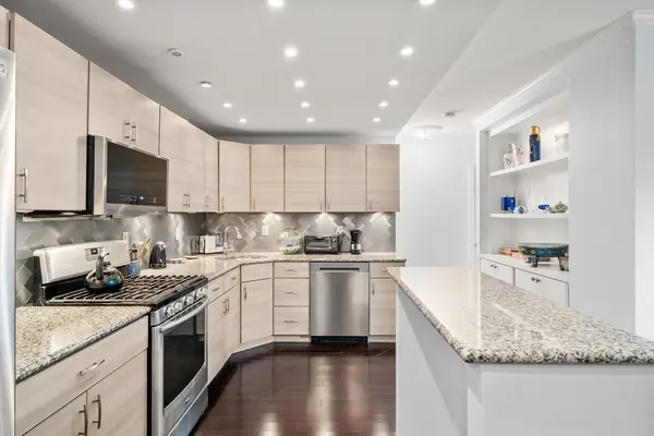 9 Hawthorne Place #7E, Boston, MA 02114