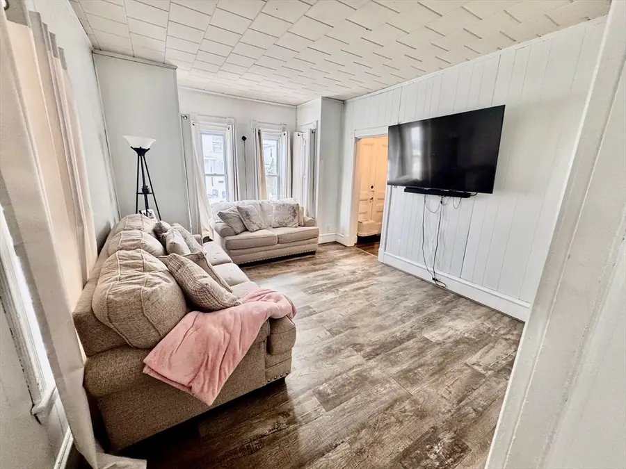 15 Barclay St, Lowell, MA 01851 - #3