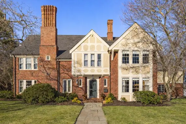 4 Dartmouth St, Winchester, MA 01890