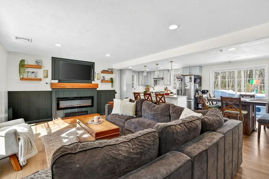 370 W Townsend Rd, Lunenburg, MA 01462 - #2