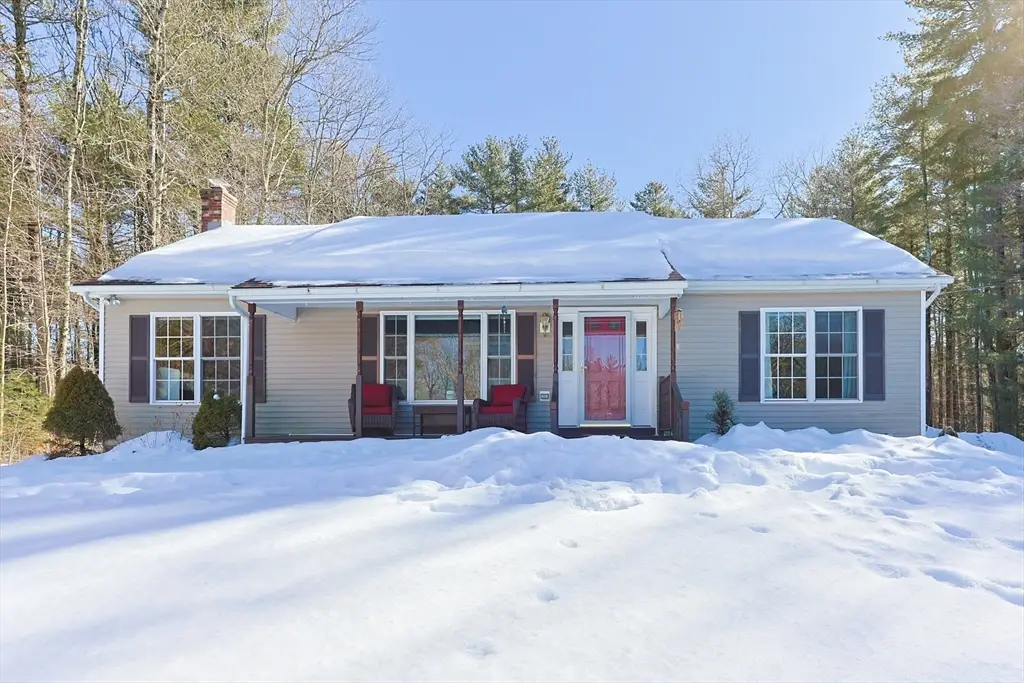 8 Wallis St, Douglas, MA 01516 - #1