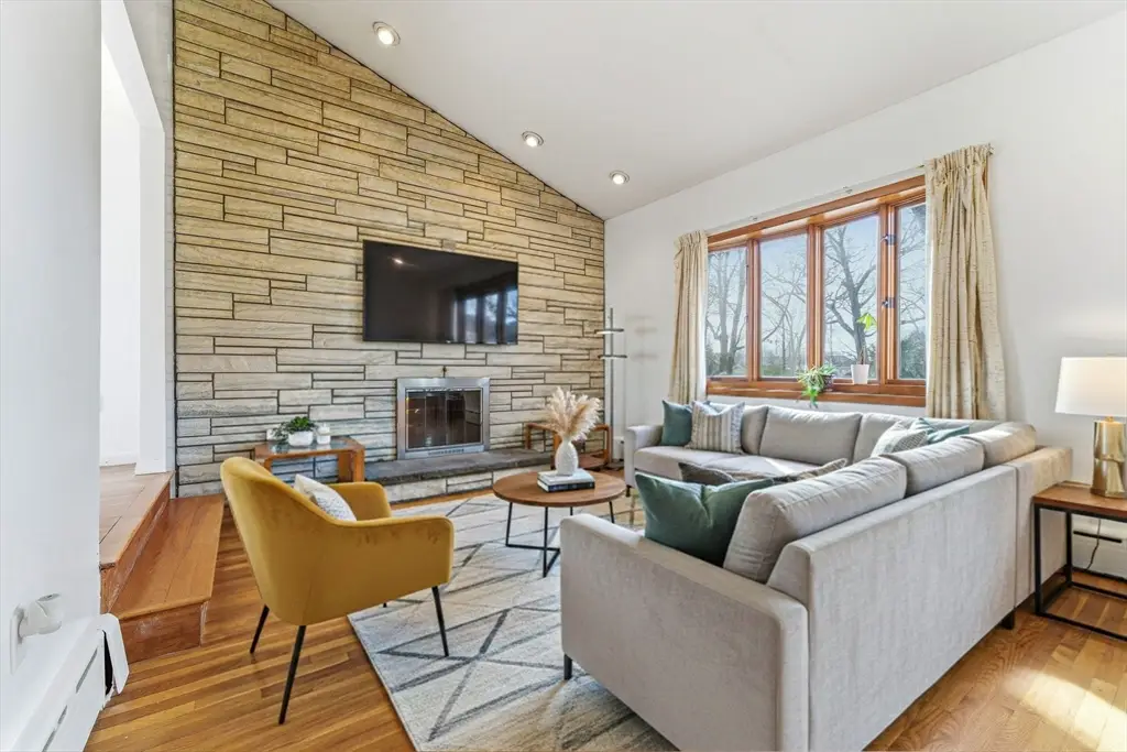7 Carol St, Stoneham, MA 02180 - #1