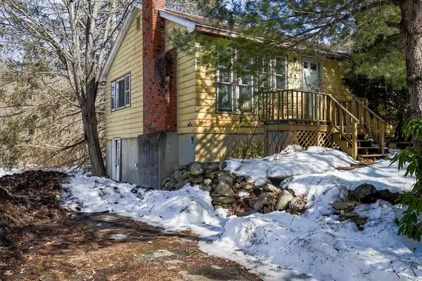 8 Old Meetinghouse Rd, Townsend, MA 01469