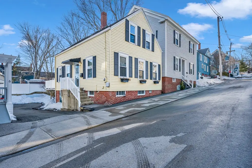 4 Boardman St, Amesbury, MA 01913 - #1