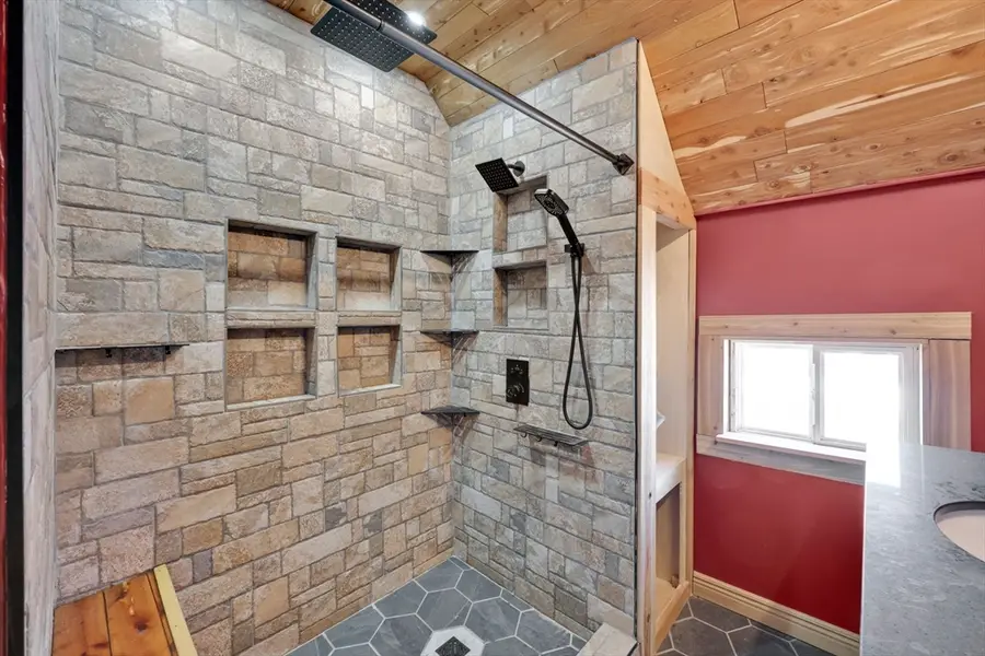 10 Hemlock Ct, Springfield, MA 01105 - #3