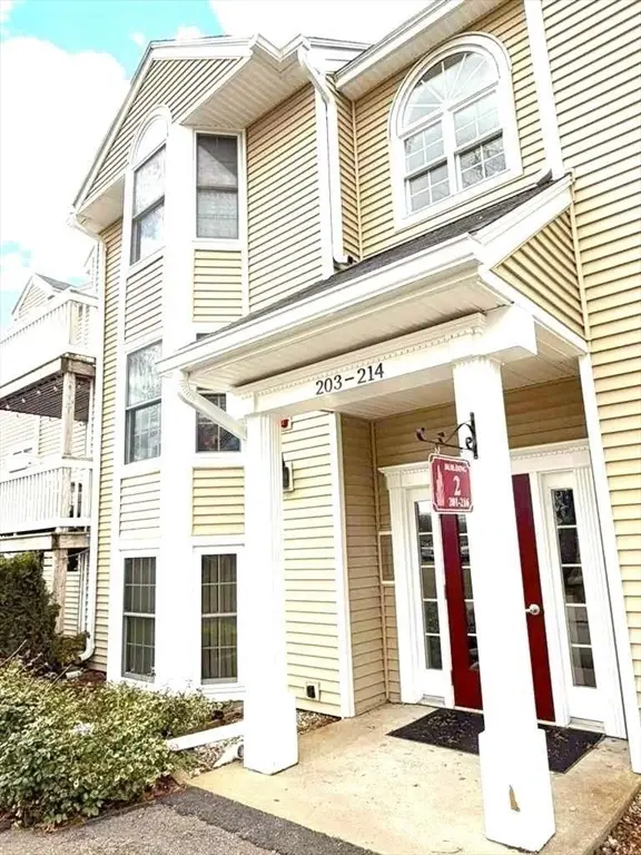 212 Carriage Ln #212, Taunton, MA 02780