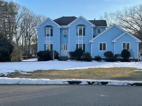 12 Heritage Ln, Saugus, MA 01906