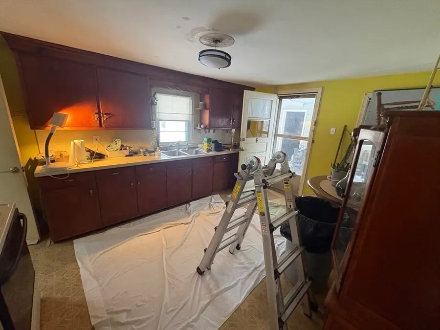 47 Arbutus St, Springfield, MA 01109 - #3