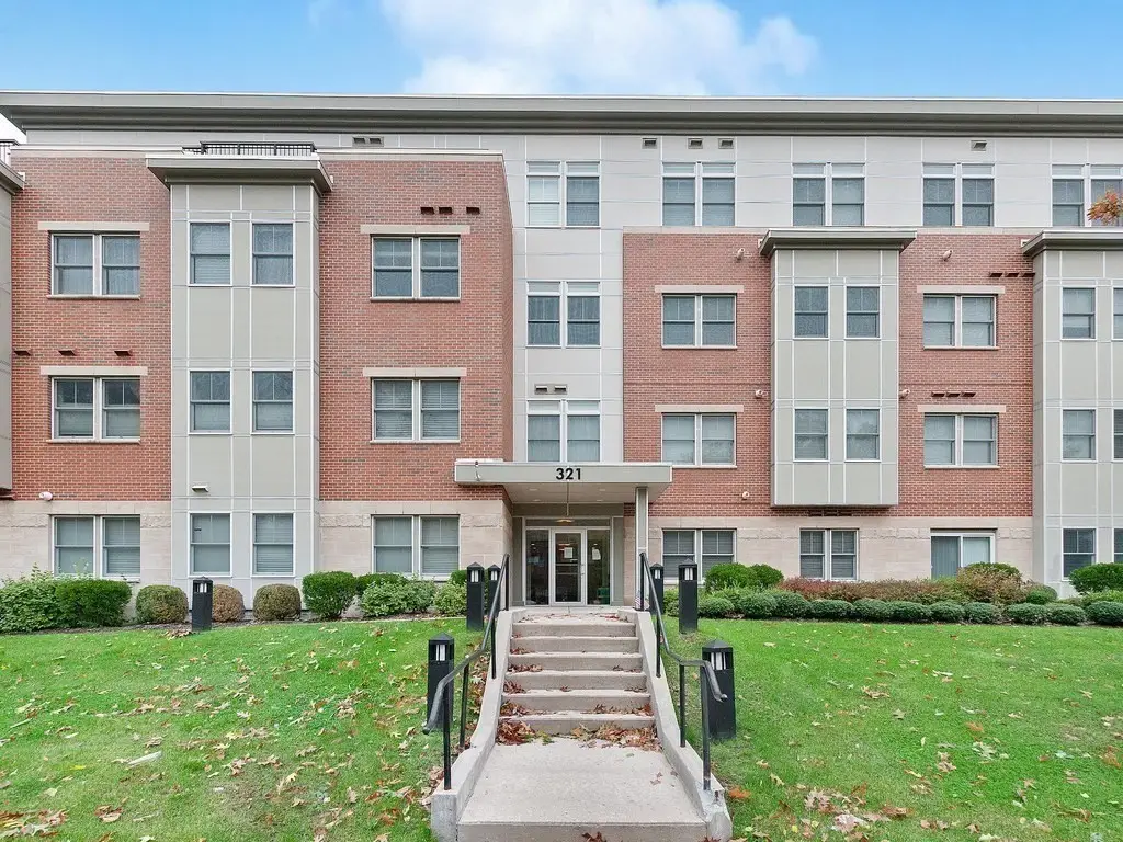 321 Hammond Pond Pkwy #106, Chestnut Hill, MA 02467 - #1