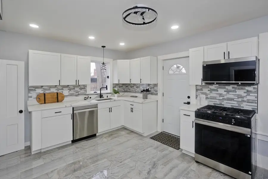 21 Chester St, Springfield, MA 01105 - #3