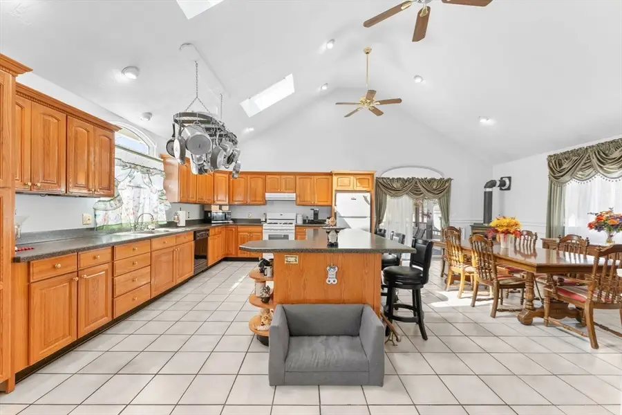 9 Avon St, Saugus, MA 01906 - #3