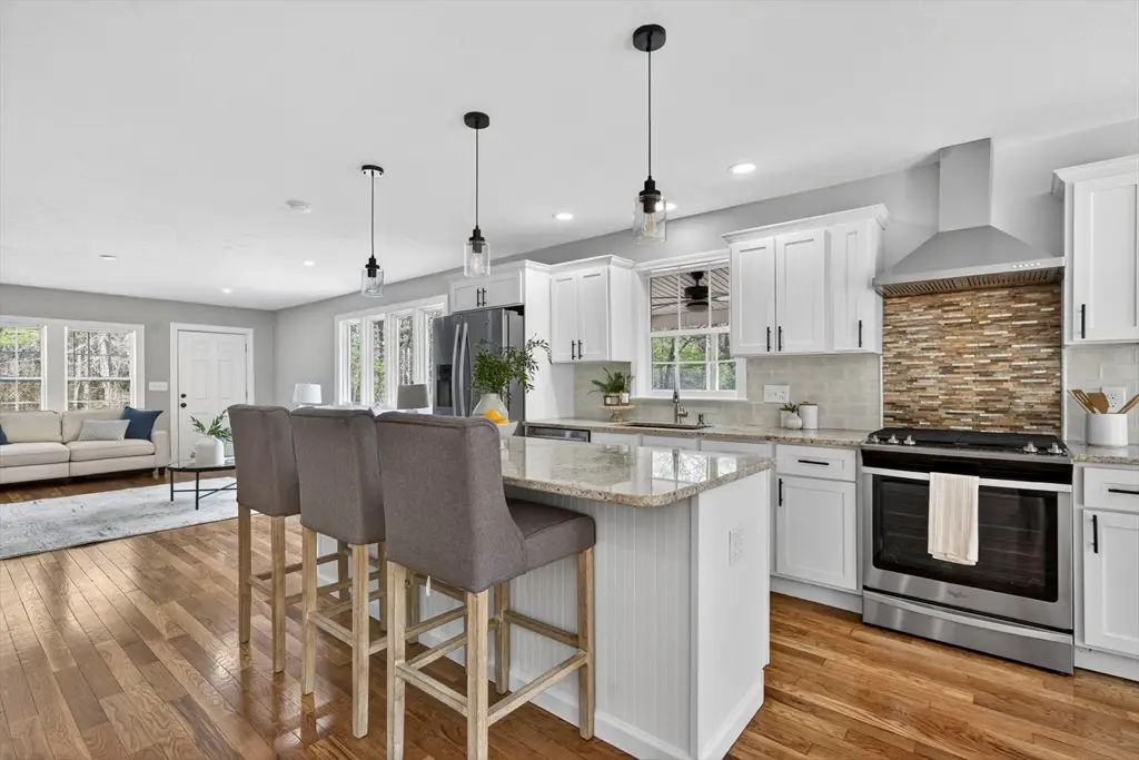 10 Mattakeesett Ave, Pembroke, MA 02359 - #1