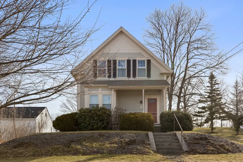 4 White Ave, Douglas, MA 01516 - #1