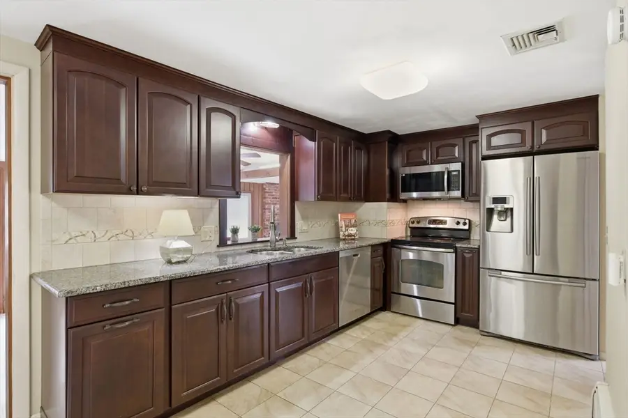 49 Yarmouth St, Longmeadow, MA 01106 - #3