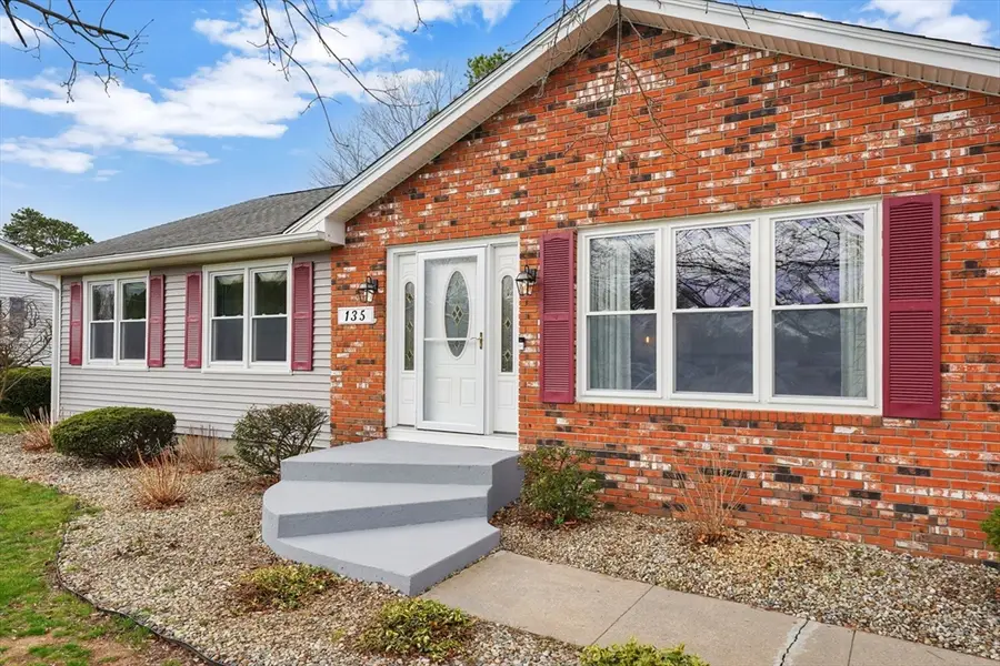 135 Nutmeg Cir, Chicopee, MA 01020 - #2