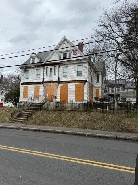 337 Beacon St, Lowell, MA 01850