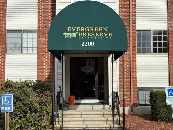 2200 Skyline Dr #4, Lowell, MA 01854