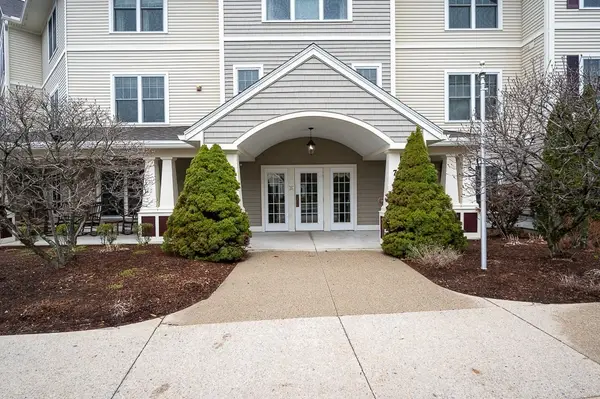 7 Crescent Way #209, Sturbridge, MA 01566