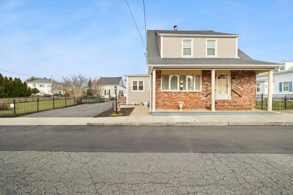 25 Winward St, Fall River, MA 02724 - #1