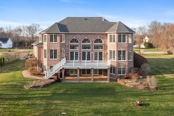 64 Kensington Ct, Swansea, MA 02777