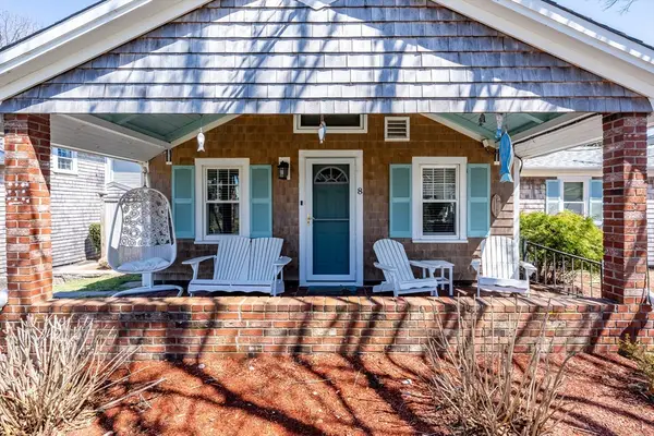 8 Quinsigamond Ave, Falmouth, MA 02540