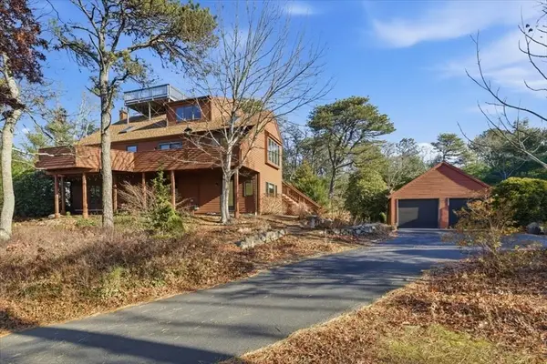 99 Rockledge Dr, Falmouth, MA 02556
