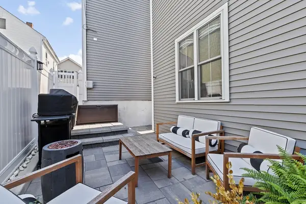 176 W 7th St #1, Boston, MA 02127