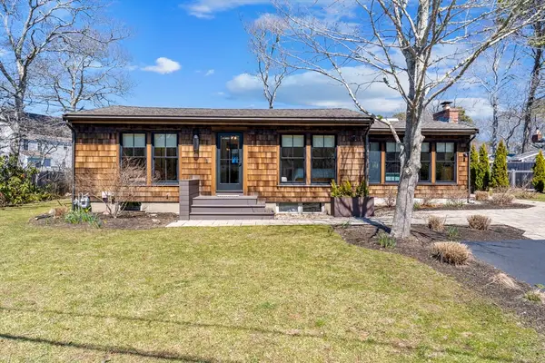 10 Knollwood Dr, Falmouth, MA 02536