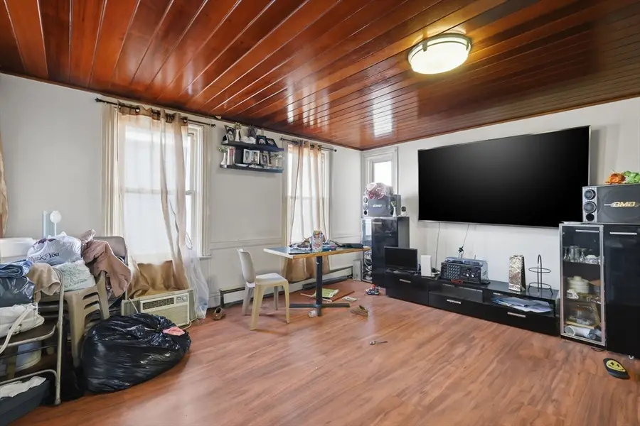 8 Lowell St, Worcester, MA 01603 - #3