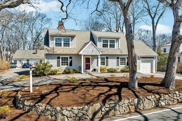 70 Lakeview Ave, Falmouth, MA 02540