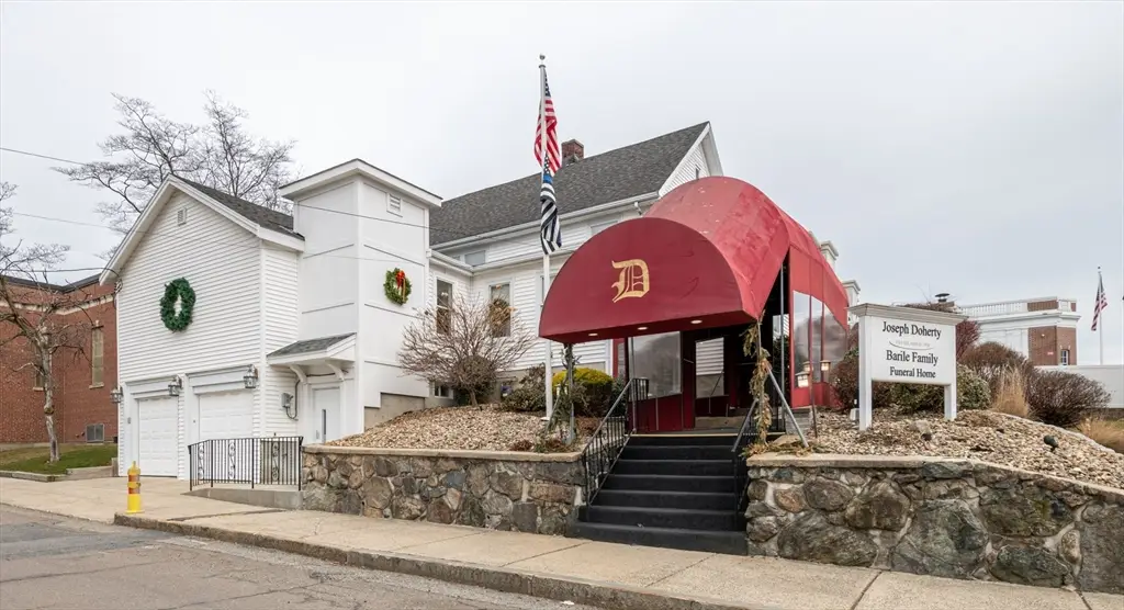 11 Linden Street, Reading, MA 01867 - #1