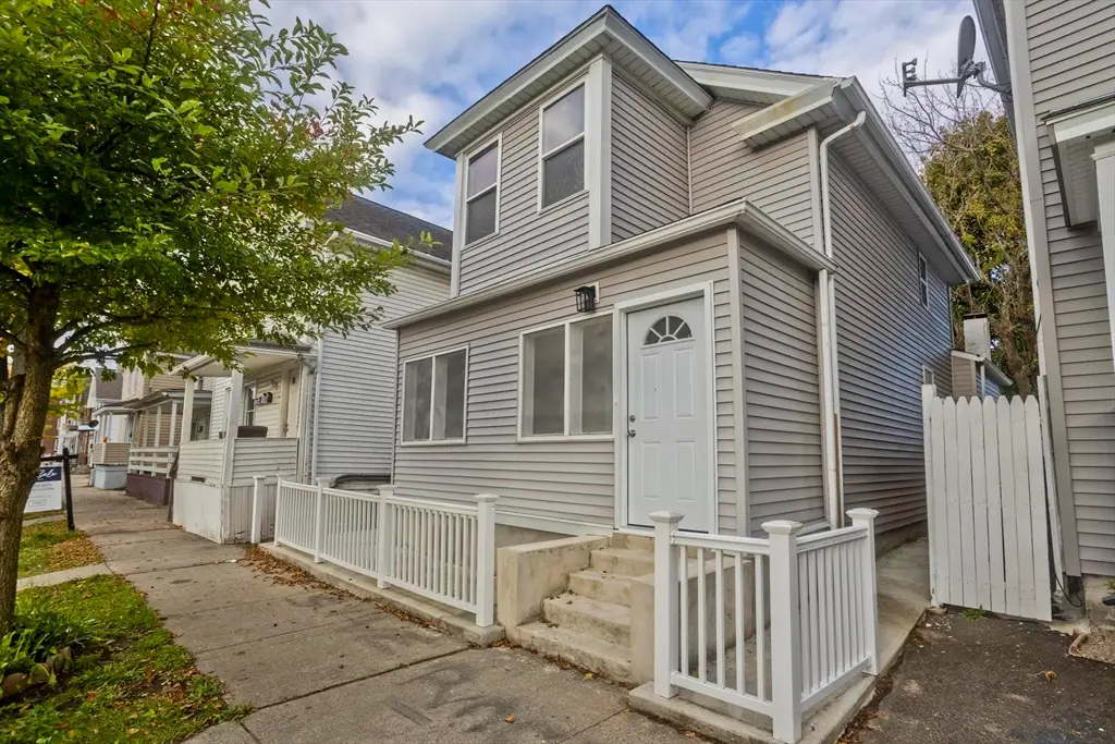 61 Pine St, Holyoke, MA 01040 - #1