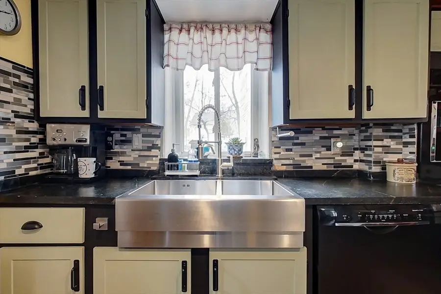 90 Arbor St, Lunenburg, MA 01462 - #3