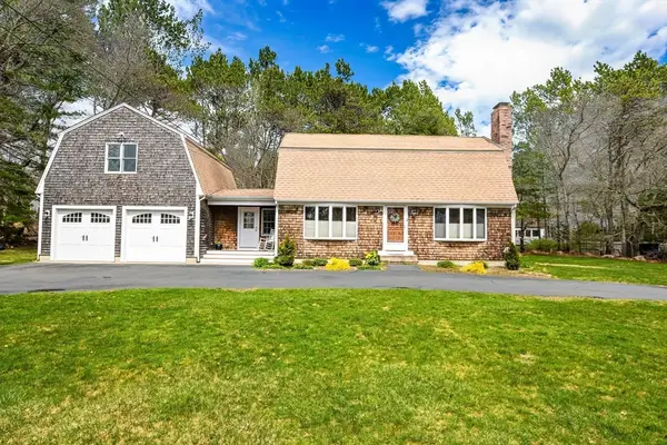 18 Fox Ln, Falmouth, MA 02540