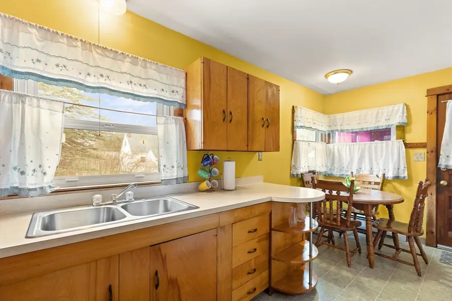 4 Vernon St, Ayer, MA 01432 - #2